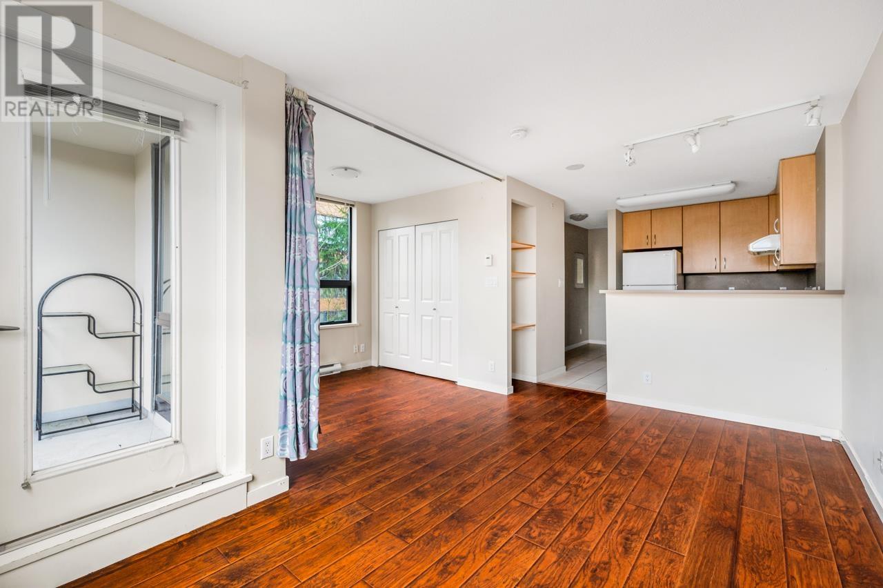 Listing Picture 6 of 23 : 317 3663 CROWLEY DRIVE, Vancouver / 溫哥華 - 魯藝地產 Yvonne Lu Group - MLS Medallion Club Member