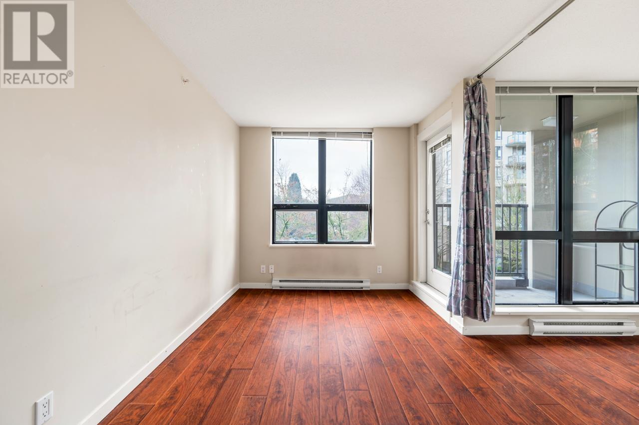 Listing Picture 8 of 23 : 317 3663 CROWLEY DRIVE, Vancouver / 溫哥華 - 魯藝地產 Yvonne Lu Group - MLS Medallion Club Member