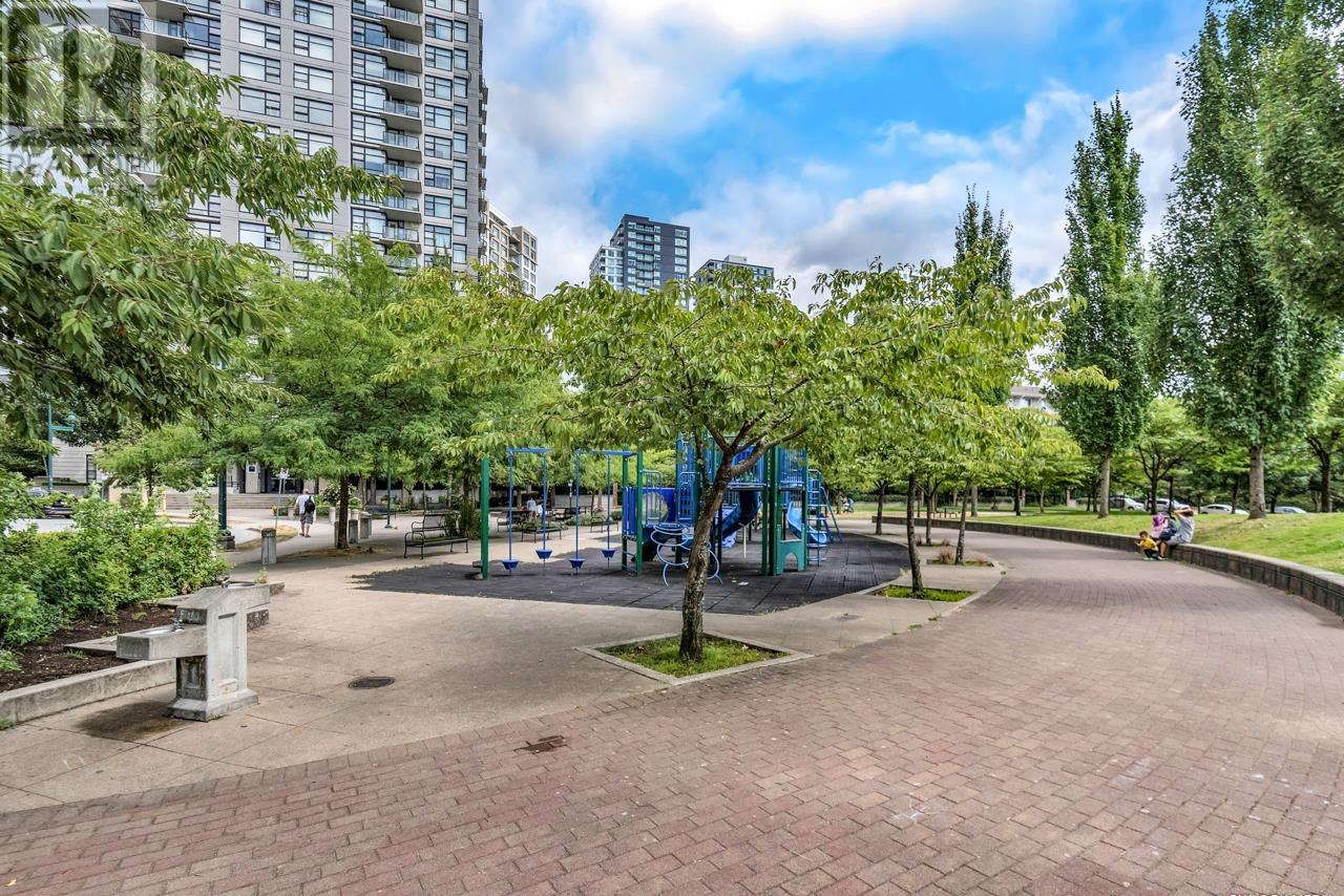 Listing Picture 19 of 23 : 317 3663 CROWLEY DRIVE, Vancouver / 溫哥華 - 魯藝地產 Yvonne Lu Group - MLS Medallion Club Member