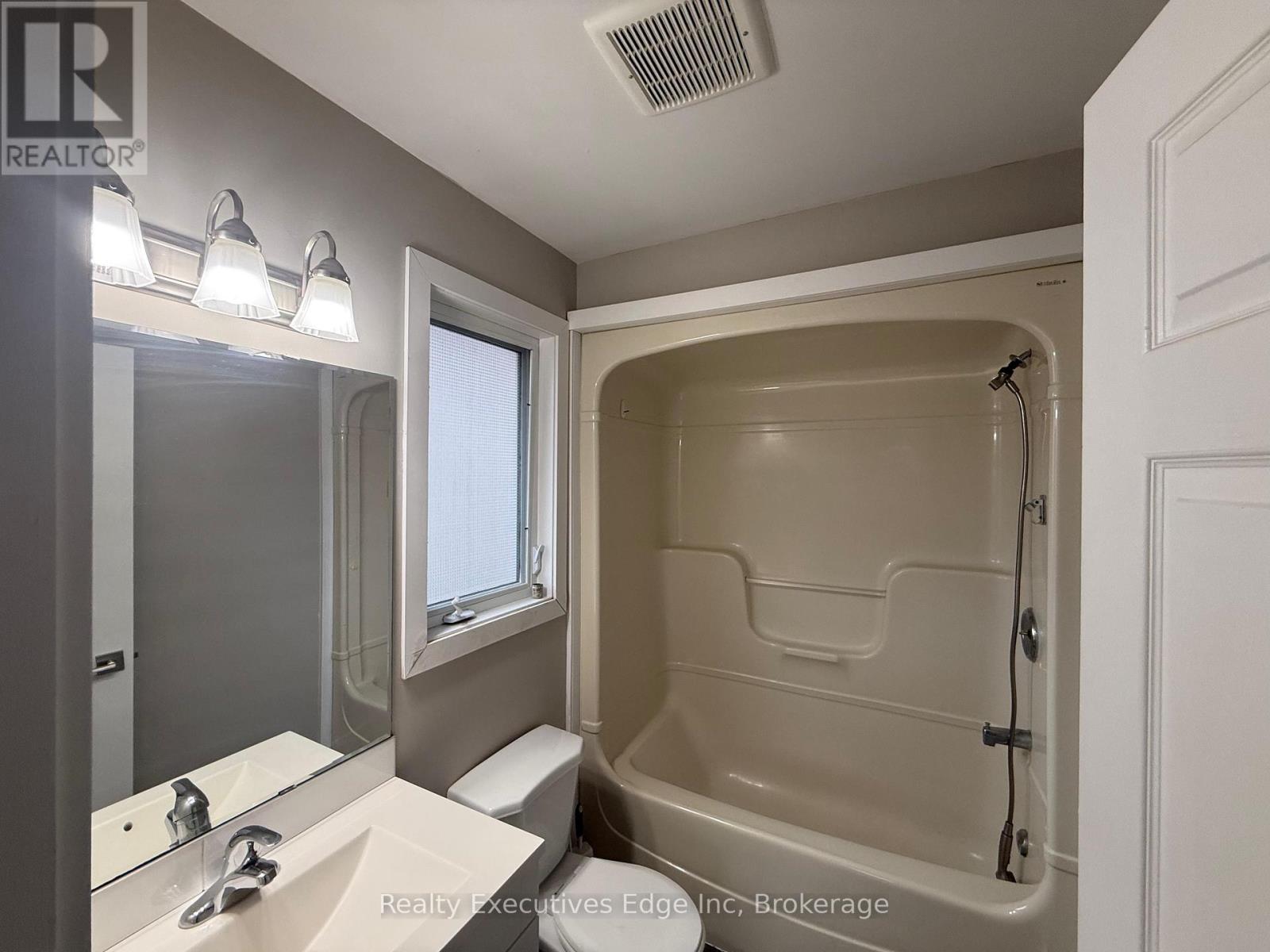 15 Marlboro Street, Woodstock (Woodstock - North), Ontario  N4S 7E3 - Photo 6 - X11909944