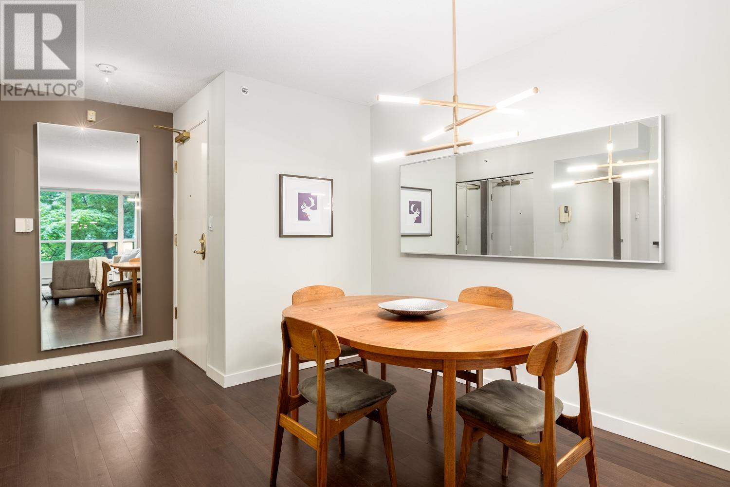 Listing Picture 3 of 24 : 202 1228 MARINASIDE CRESCENT, Vancouver / 溫哥華 - 魯藝地產 Yvonne Lu Group - MLS Medallion Club Member