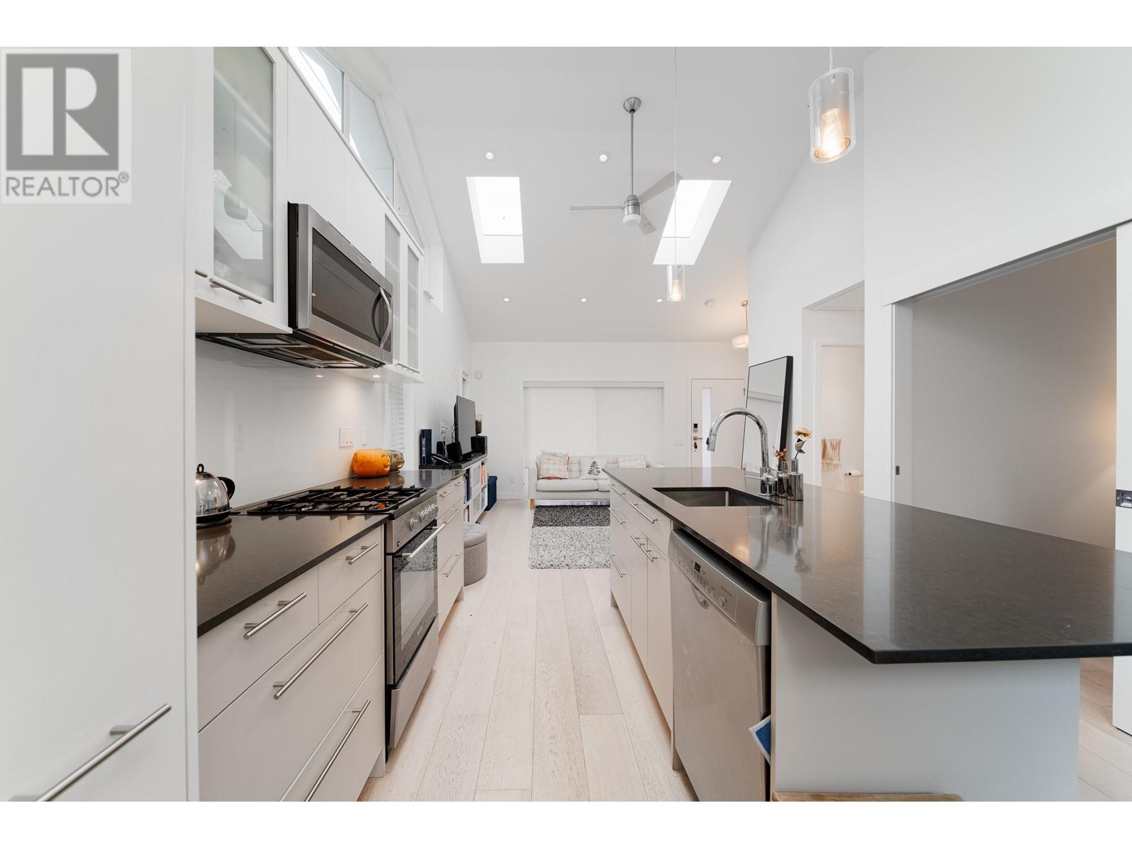 Listing Picture 22 of 36 : 3007 W 32ND AVENUE, Vancouver / 溫哥華 - 魯藝地產 Yvonne Lu Group - MLS Medallion Club Member