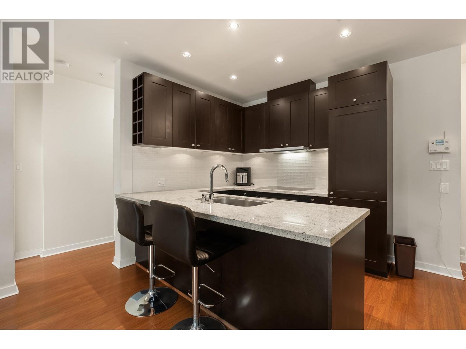 Listing Picture 10 of 30 : 817 CAMBIE STREET, Vancouver / 溫哥華 - 魯藝地產 Yvonne Lu Group - MLS Medallion Club Member