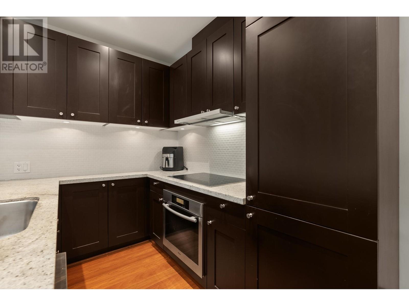 Listing Picture 11 of 30 : 817 CAMBIE STREET, Vancouver / 溫哥華 - 魯藝地產 Yvonne Lu Group - MLS Medallion Club Member