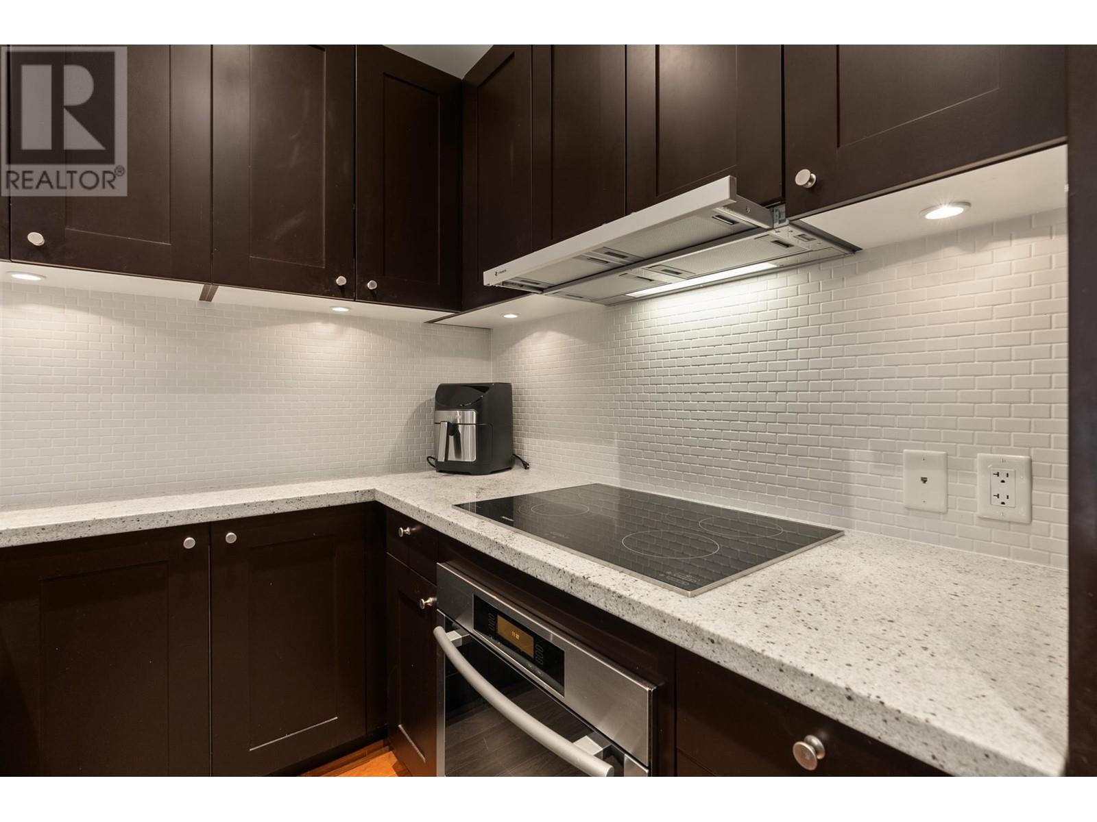 Listing Picture 12 of 30 : 817 CAMBIE STREET, Vancouver / 溫哥華 - 魯藝地產 Yvonne Lu Group - MLS Medallion Club Member