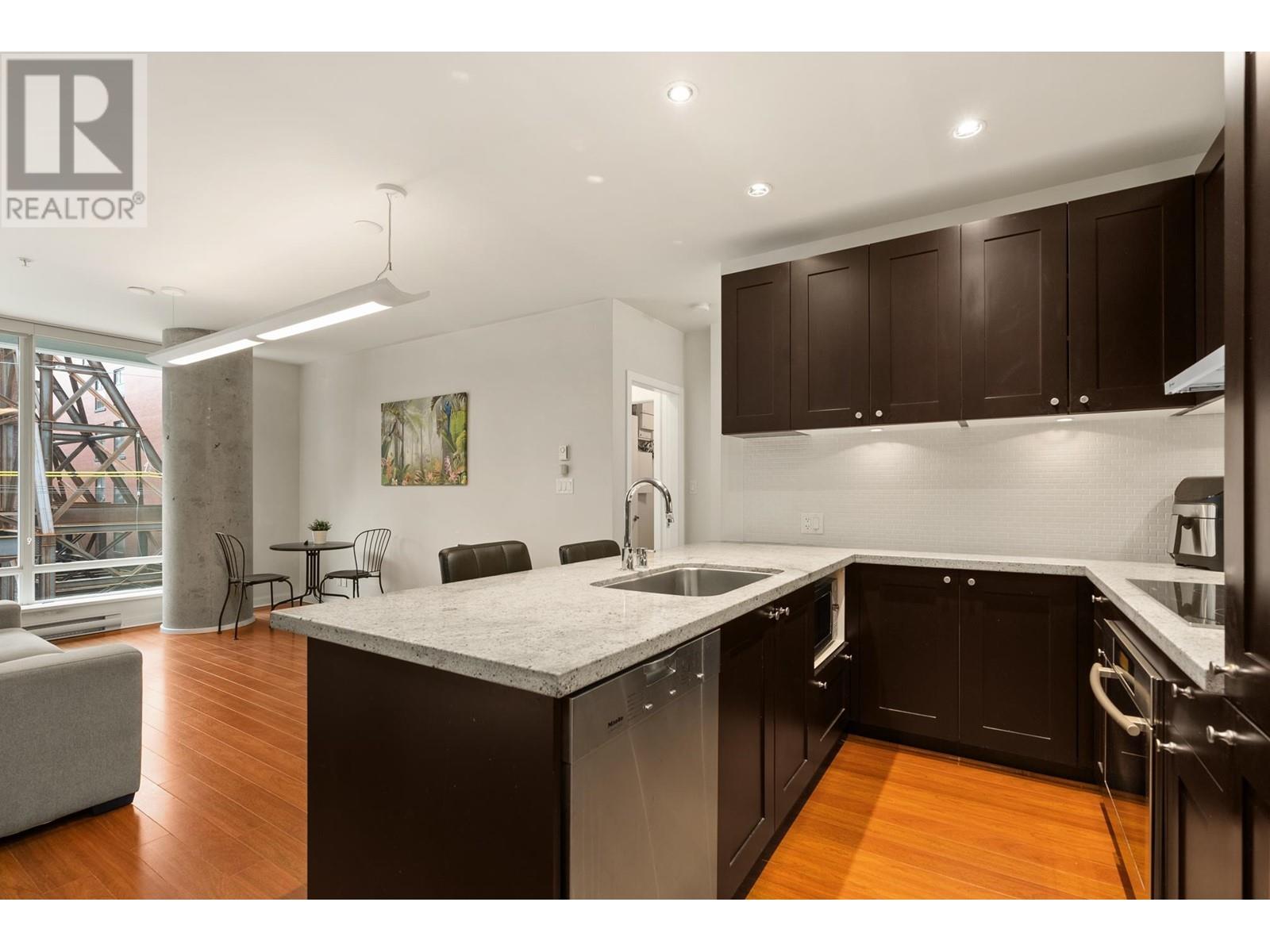 Listing Picture 13 of 30 : 817 CAMBIE STREET, Vancouver / 溫哥華 - 魯藝地產 Yvonne Lu Group - MLS Medallion Club Member