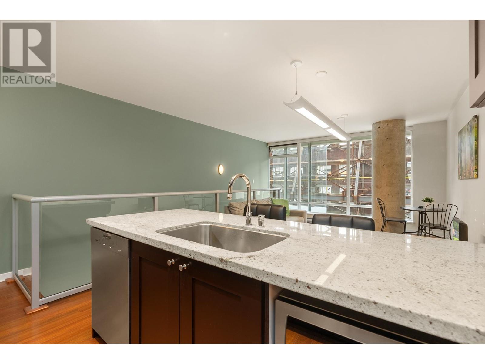 Listing Picture 14 of 30 : 817 CAMBIE STREET, Vancouver / 溫哥華 - 魯藝地產 Yvonne Lu Group - MLS Medallion Club Member