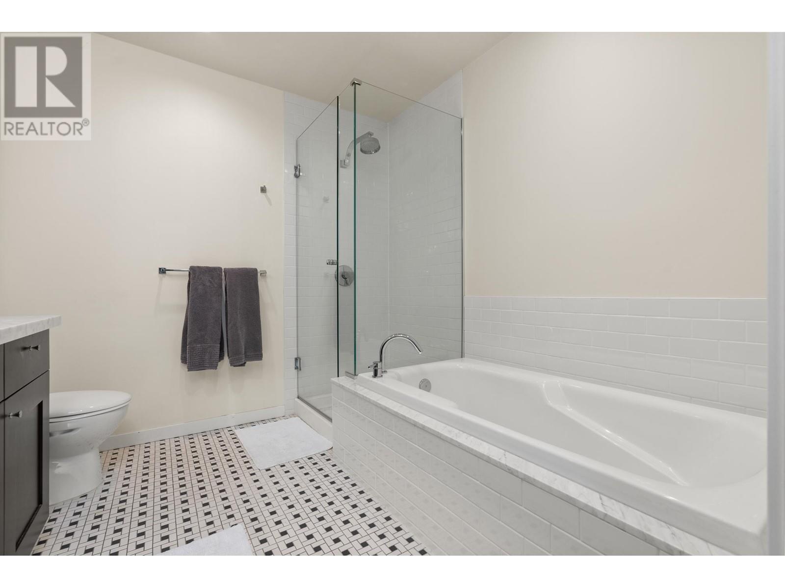 Listing Picture 18 of 30 : 817 CAMBIE STREET, Vancouver / 溫哥華 - 魯藝地產 Yvonne Lu Group - MLS Medallion Club Member