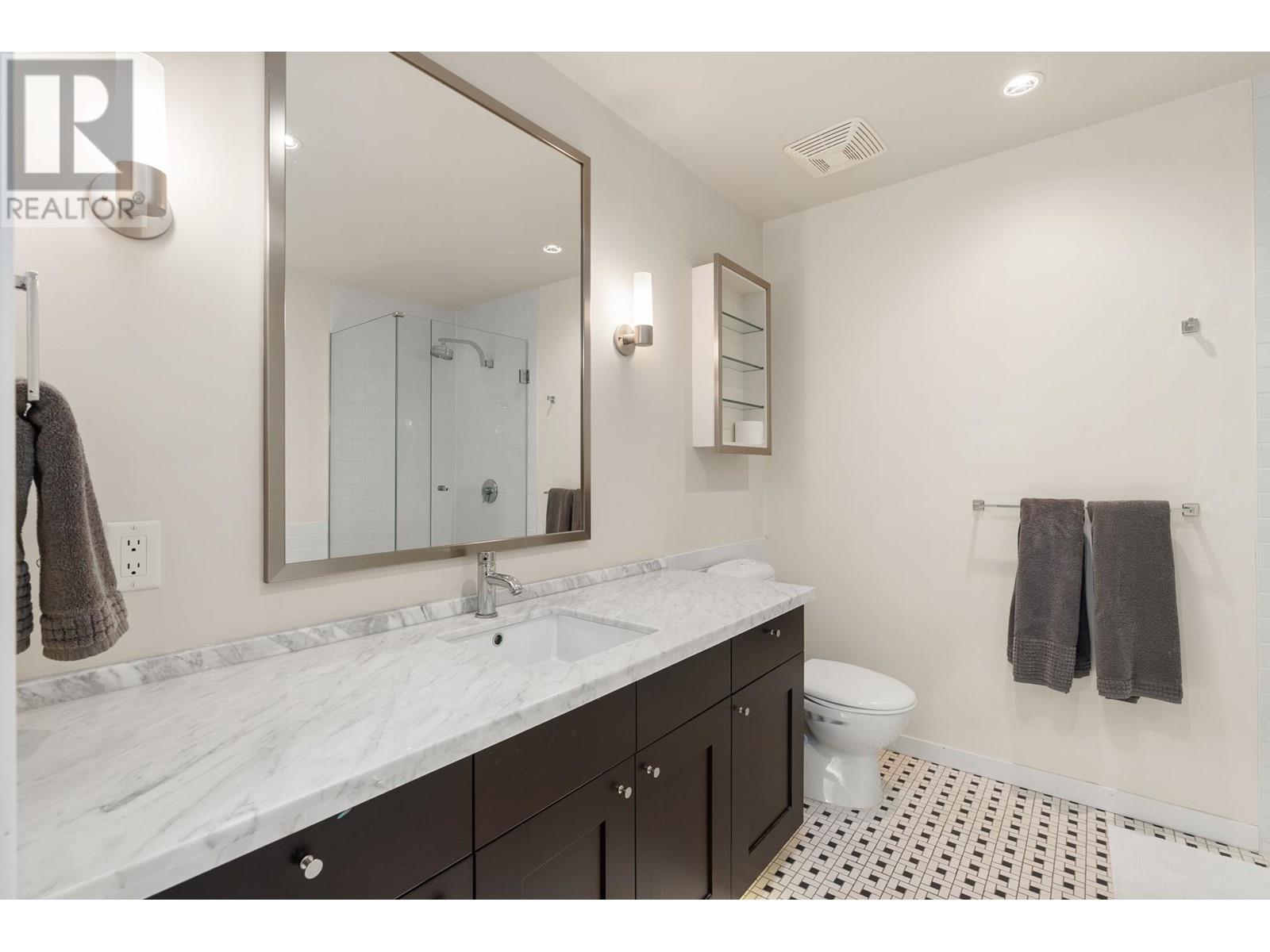 Listing Picture 19 of 30 : 817 CAMBIE STREET, Vancouver / 溫哥華 - 魯藝地產 Yvonne Lu Group - MLS Medallion Club Member