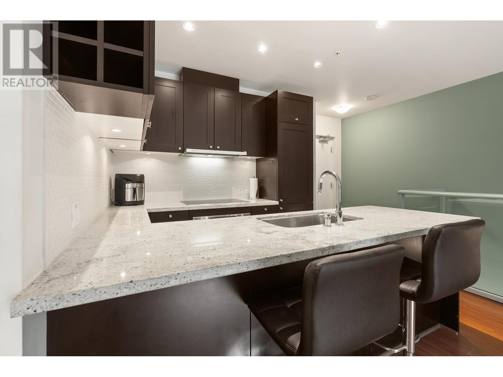 Listing Picture 8 of 30 : 817 CAMBIE STREET, Vancouver / 溫哥華 - 魯藝地產 Yvonne Lu Group - MLS Medallion Club Member