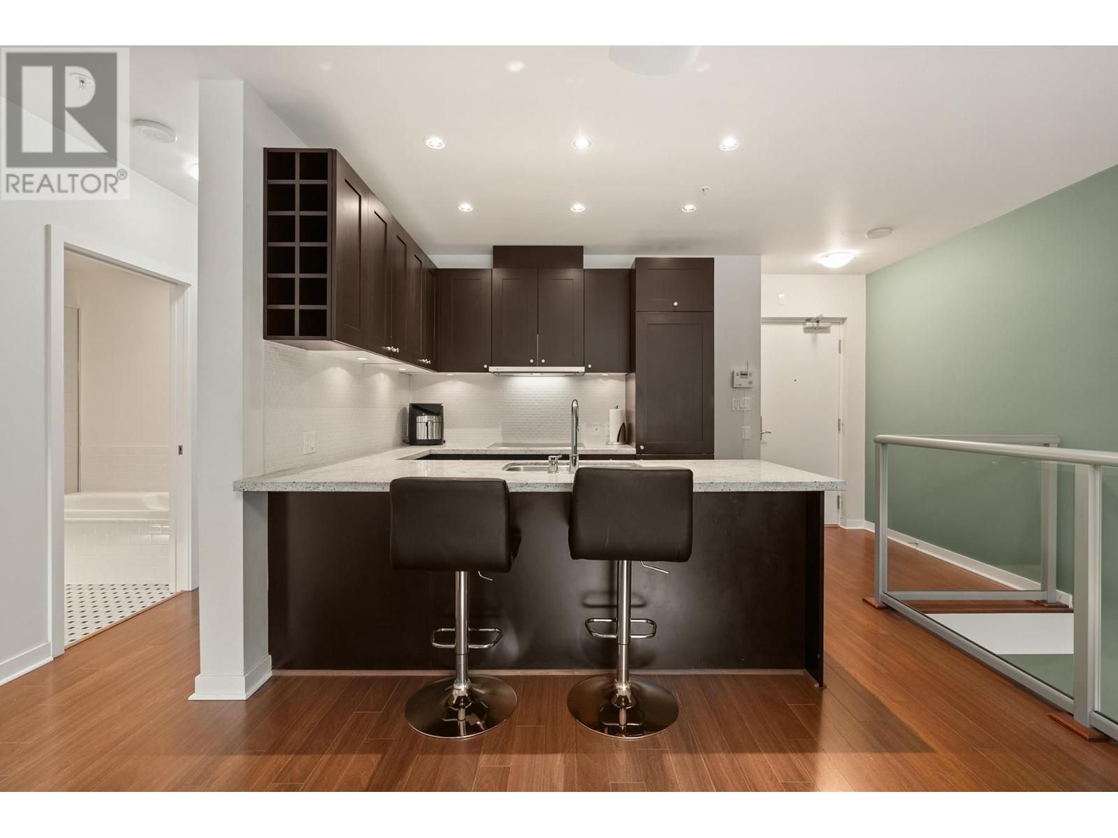 Listing Picture 9 of 30 : 817 CAMBIE STREET, Vancouver / 溫哥華 - 魯藝地產 Yvonne Lu Group - MLS Medallion Club Member