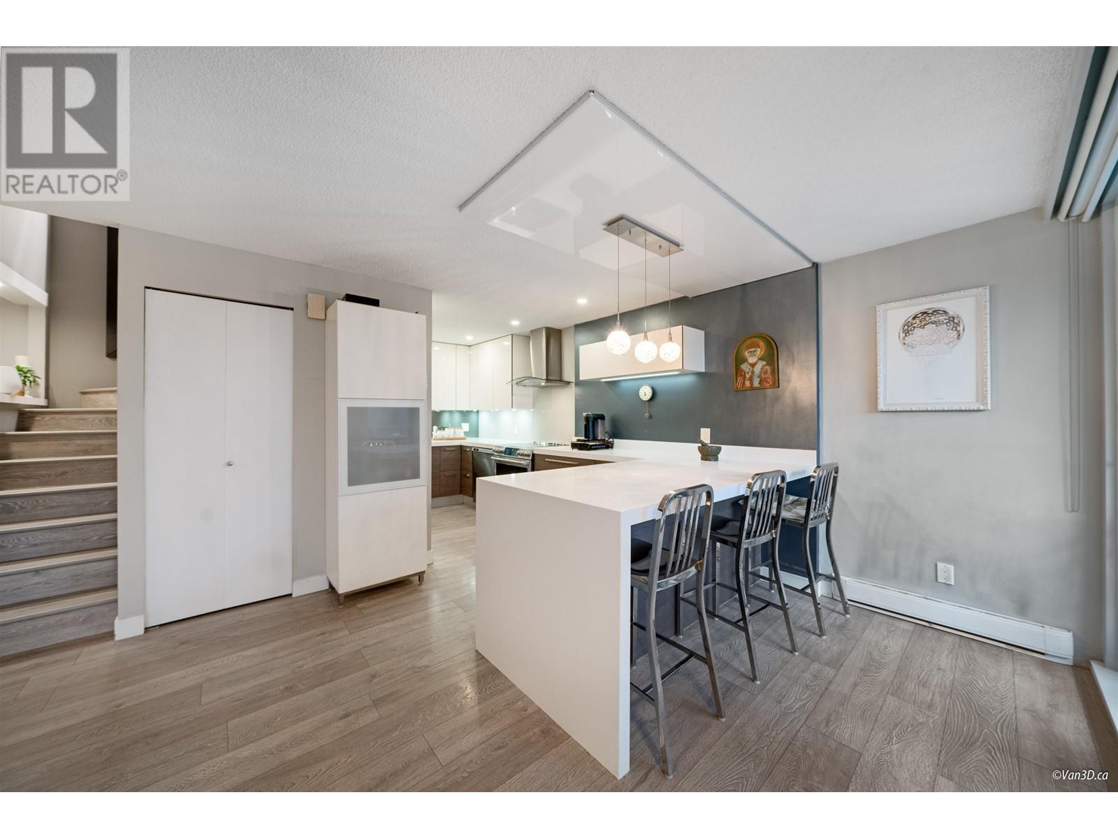 Listing Picture 2 of 37 : 3903 PENDER STREET, Burnaby / 本拿比 - 魯藝地產 Yvonne Lu Group - MLS Medallion Club Member
