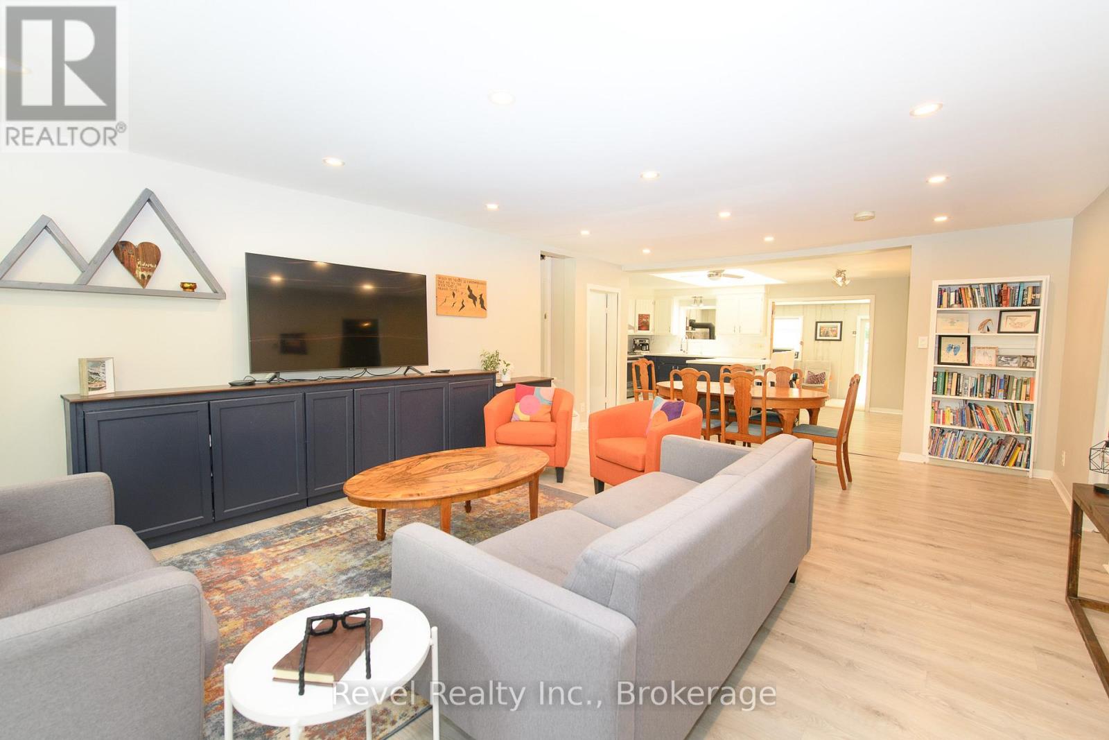 36 Broad Street, Penetanguishene, Ontario  L9M 1G1 - Photo 2 - S11910853