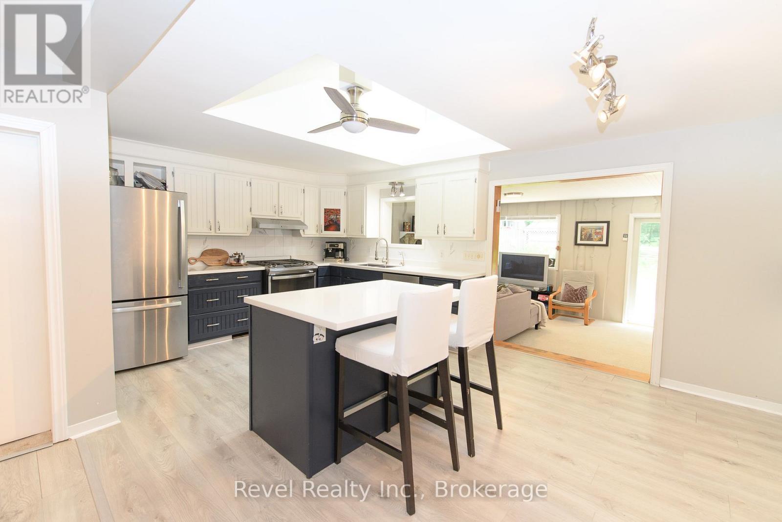 36 Broad Street, Penetanguishene, Ontario  L9M 1G1 - Photo 6 - S11910853