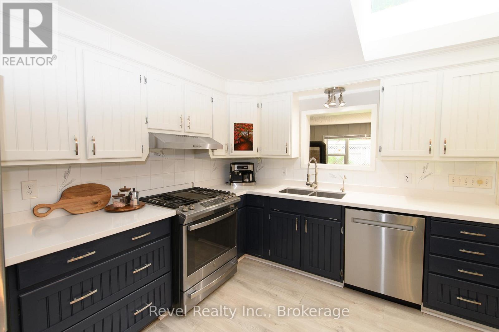 36 Broad Street, Penetanguishene, Ontario  L9M 1G1 - Photo 7 - S11910853