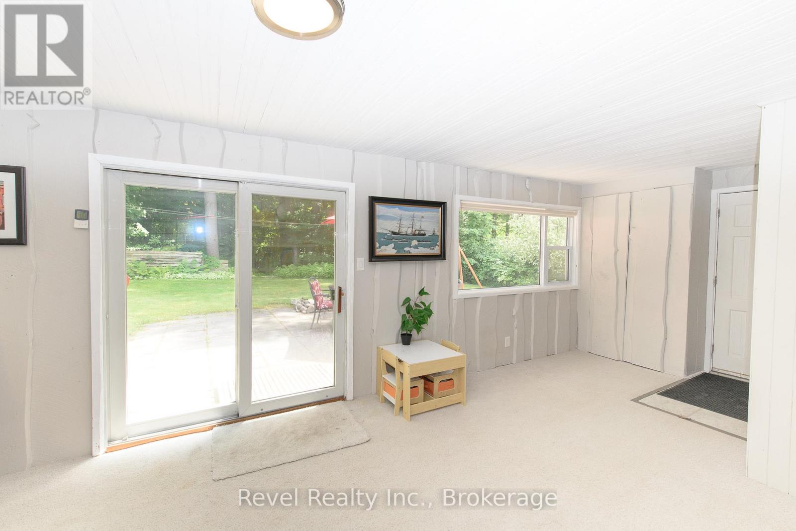 36 Broad Street, Penetanguishene, Ontario  L9M 1G1 - Photo 8 - S11910853