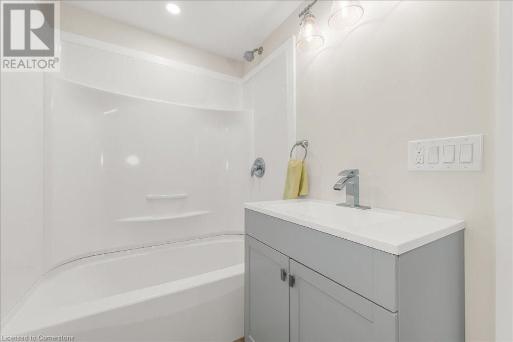 11 Albina Street, Welland, Ontario  L3C 1P2 - Photo 8 - 40688175