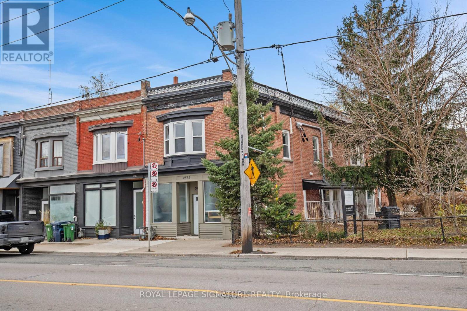 6 - 2563 Dundas Street W, Toronto, Ontario  M6P 1X6 - Photo 2 - W11427003