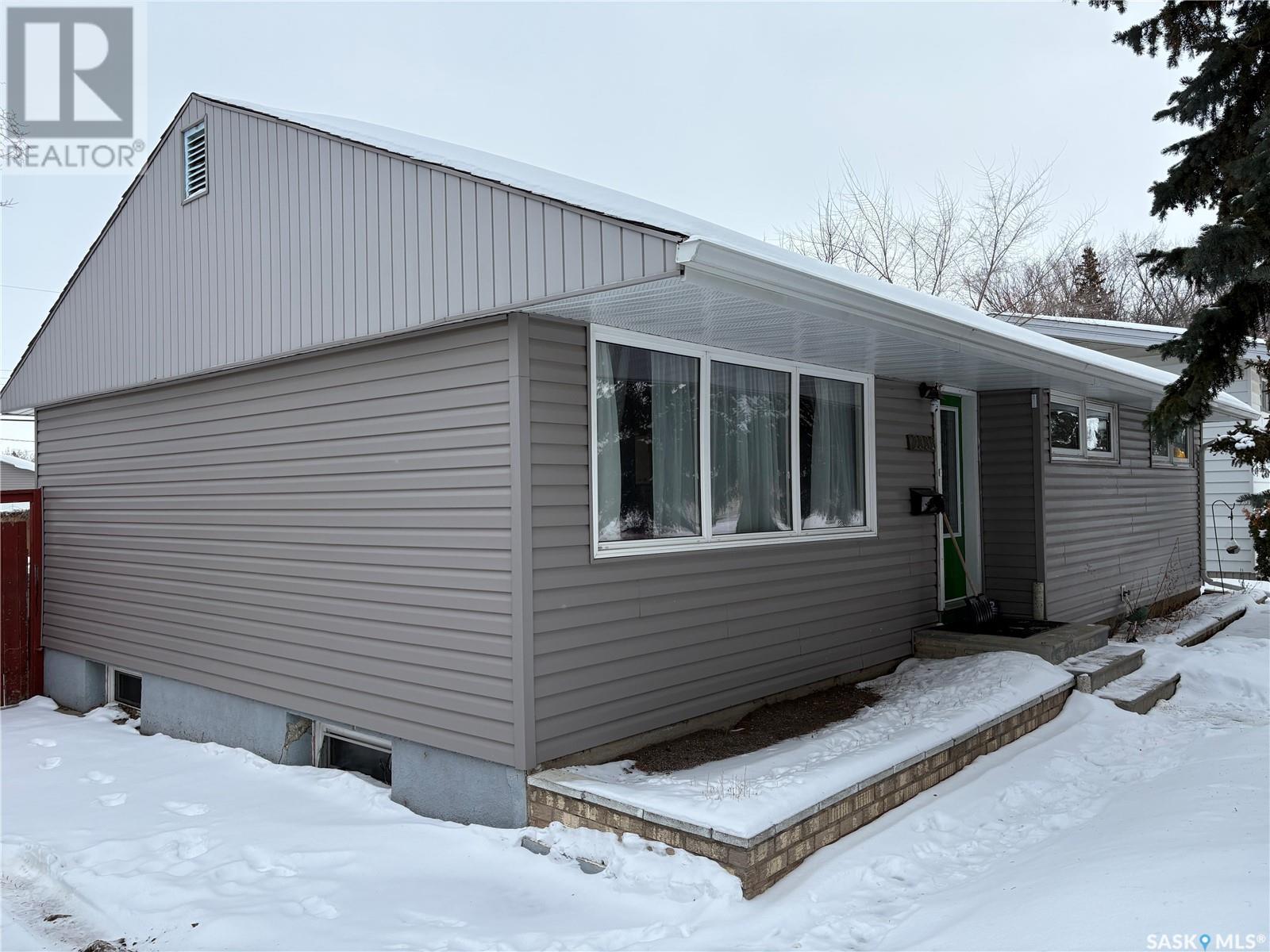 2333 Clarence Avenue S, Saskatoon, Saskatchewan  S7L 1L8 - Photo 2 - SK992394