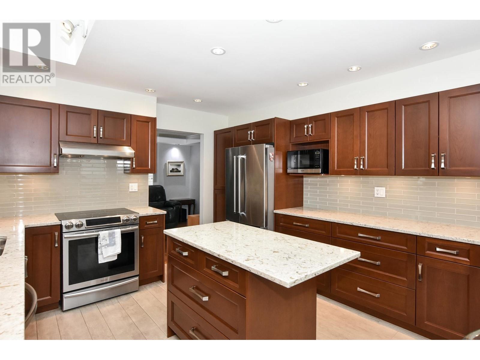 Listing Picture 14 of 40 : 8467 PORTSIDE COURT, Vancouver / 溫哥華 - 魯藝地產 Yvonne Lu Group - MLS Medallion Club Member