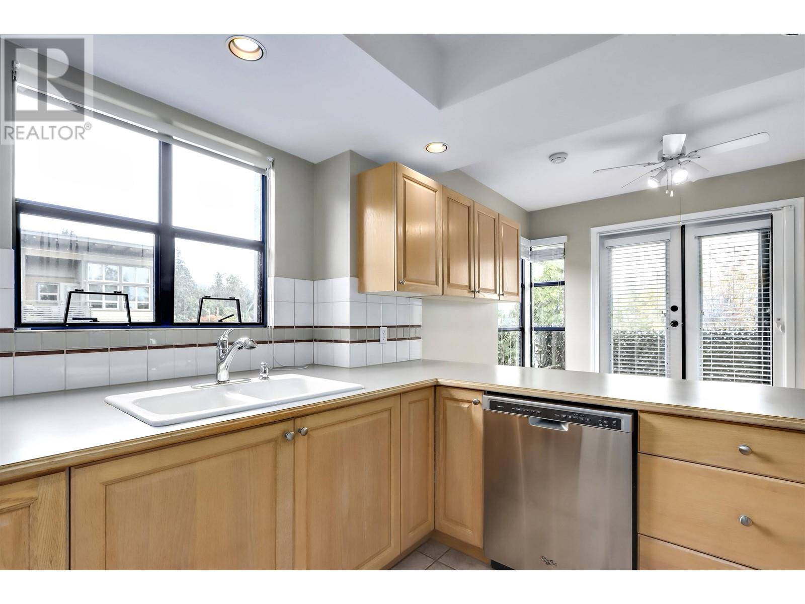 301 3151 Woodbine Drive, North Vancouver, British Columbia  V7R 2S4 - Photo 11 - R2953376