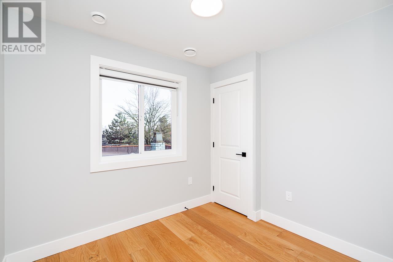 Listing Picture 18 of 28 : 2705 DUNDAS STREET, Vancouver / 溫哥華 - 魯藝地產 Yvonne Lu Group - MLS Medallion Club Member