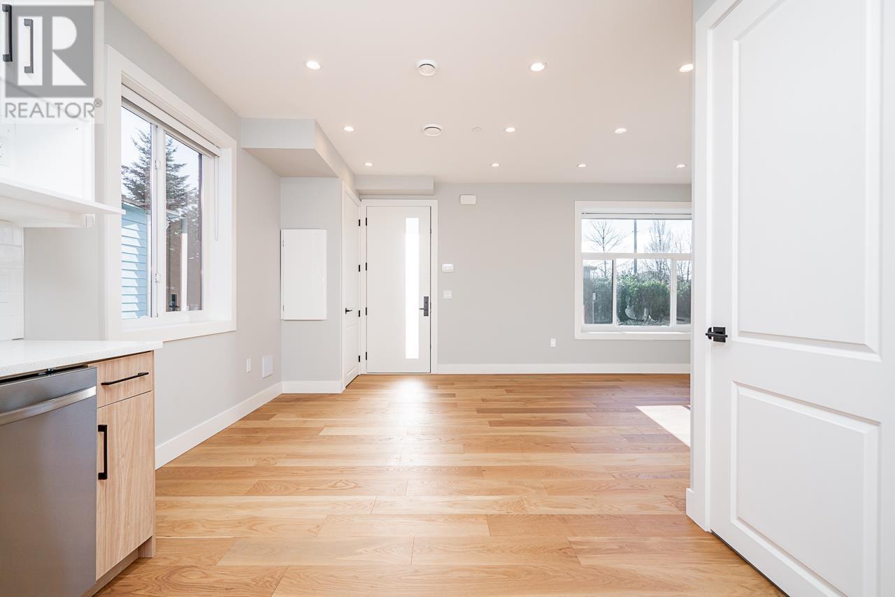 Listing Picture 10 of 28 : 2705 DUNDAS STREET, Vancouver / 溫哥華 - 魯藝地產 Yvonne Lu Group - MLS Medallion Club Member