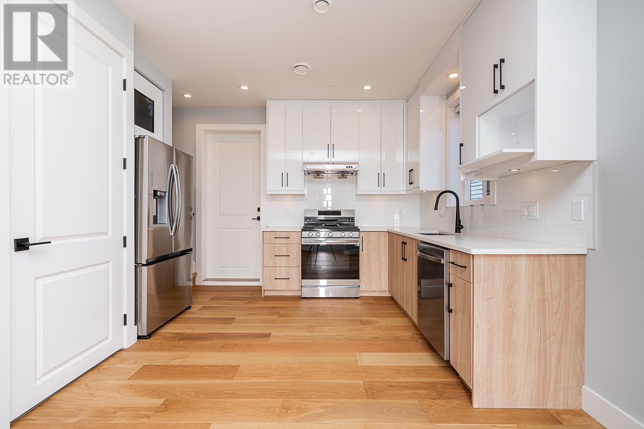 Listing Picture 11 of 28 : 2705 DUNDAS STREET, Vancouver / 溫哥華 - 魯藝地產 Yvonne Lu Group - MLS Medallion Club Member