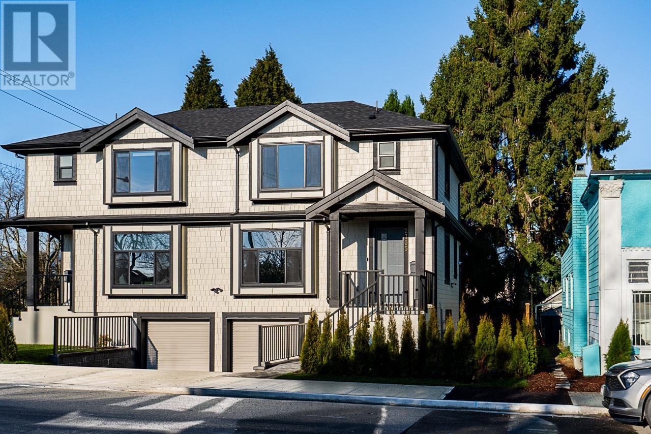 Listing Picture 2 of 28 : 2705 DUNDAS STREET, Vancouver / 溫哥華 - 魯藝地產 Yvonne Lu Group - MLS Medallion Club Member