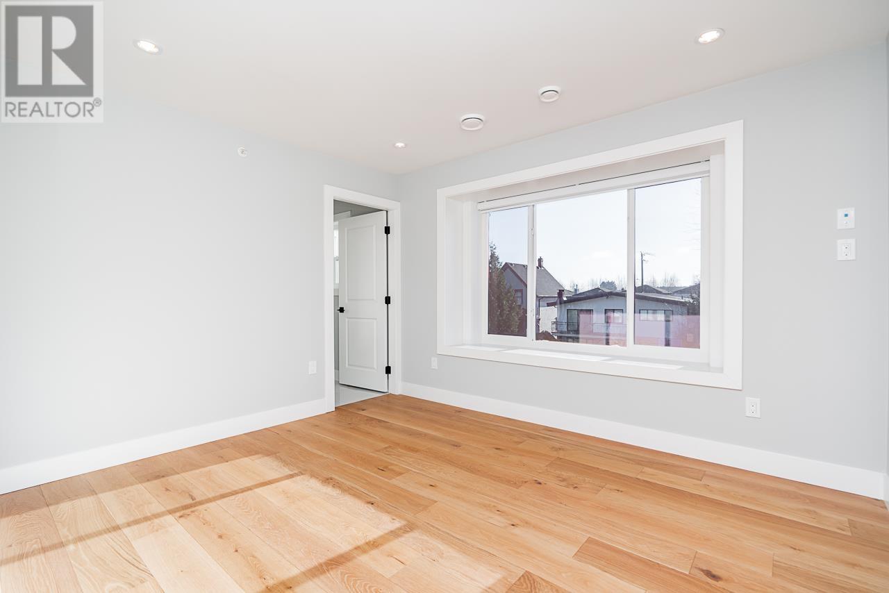 Listing Picture 15 of 28 : 2705 DUNDAS STREET, Vancouver / 溫哥華 - 魯藝地產 Yvonne Lu Group - MLS Medallion Club Member