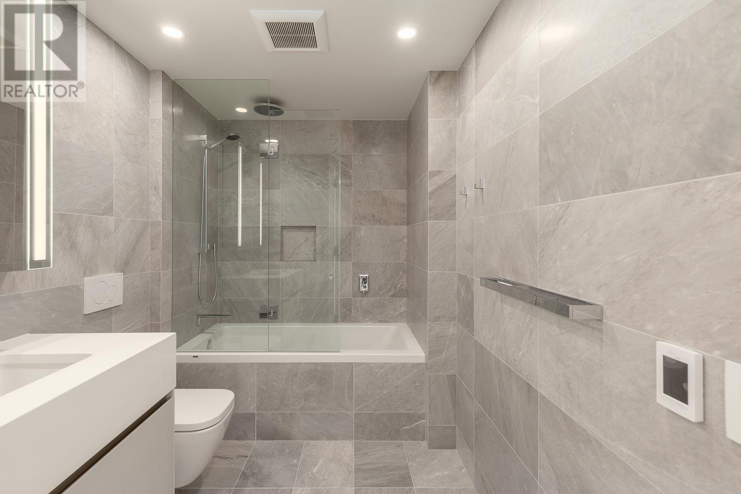 Listing Picture 10 of 35 : 1701 889 PACIFIC STREET, Vancouver / 溫哥華 - 魯藝地產 Yvonne Lu Group - MLS Medallion Club Member