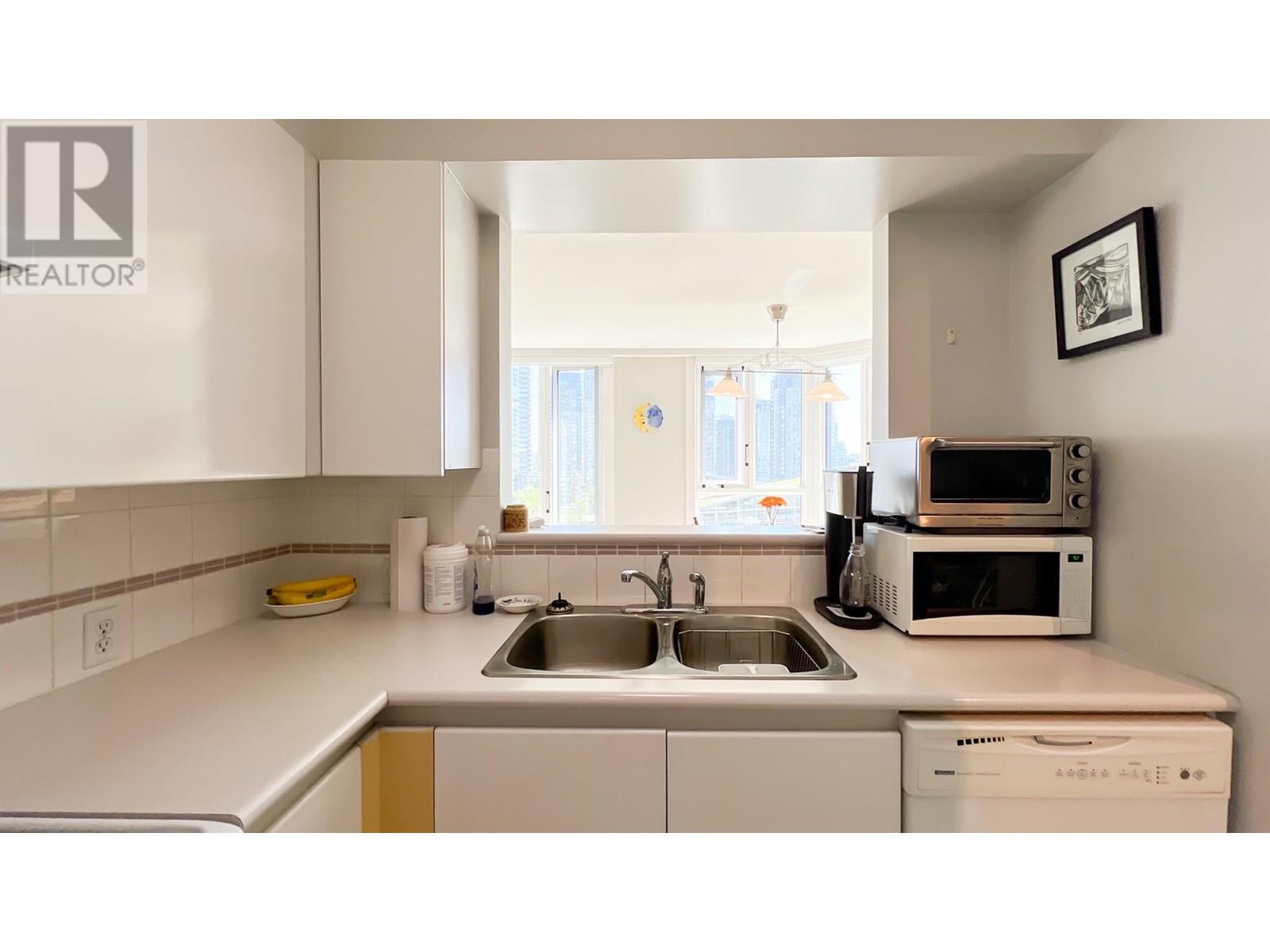 Listing Picture 12 of 40 : 1003 888 PACIFIC STREET, Vancouver / 溫哥華 - 魯藝地產 Yvonne Lu Group - MLS Medallion Club Member