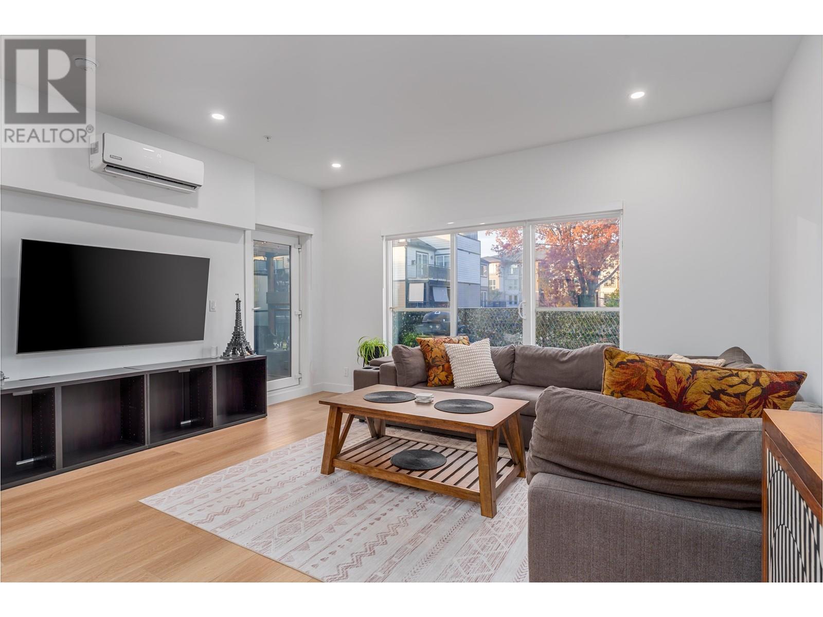 201 2331 Kelly Avenue, Port Coquitlam, British Columbia  V3C 1Y3 - Photo 1 - R2953627