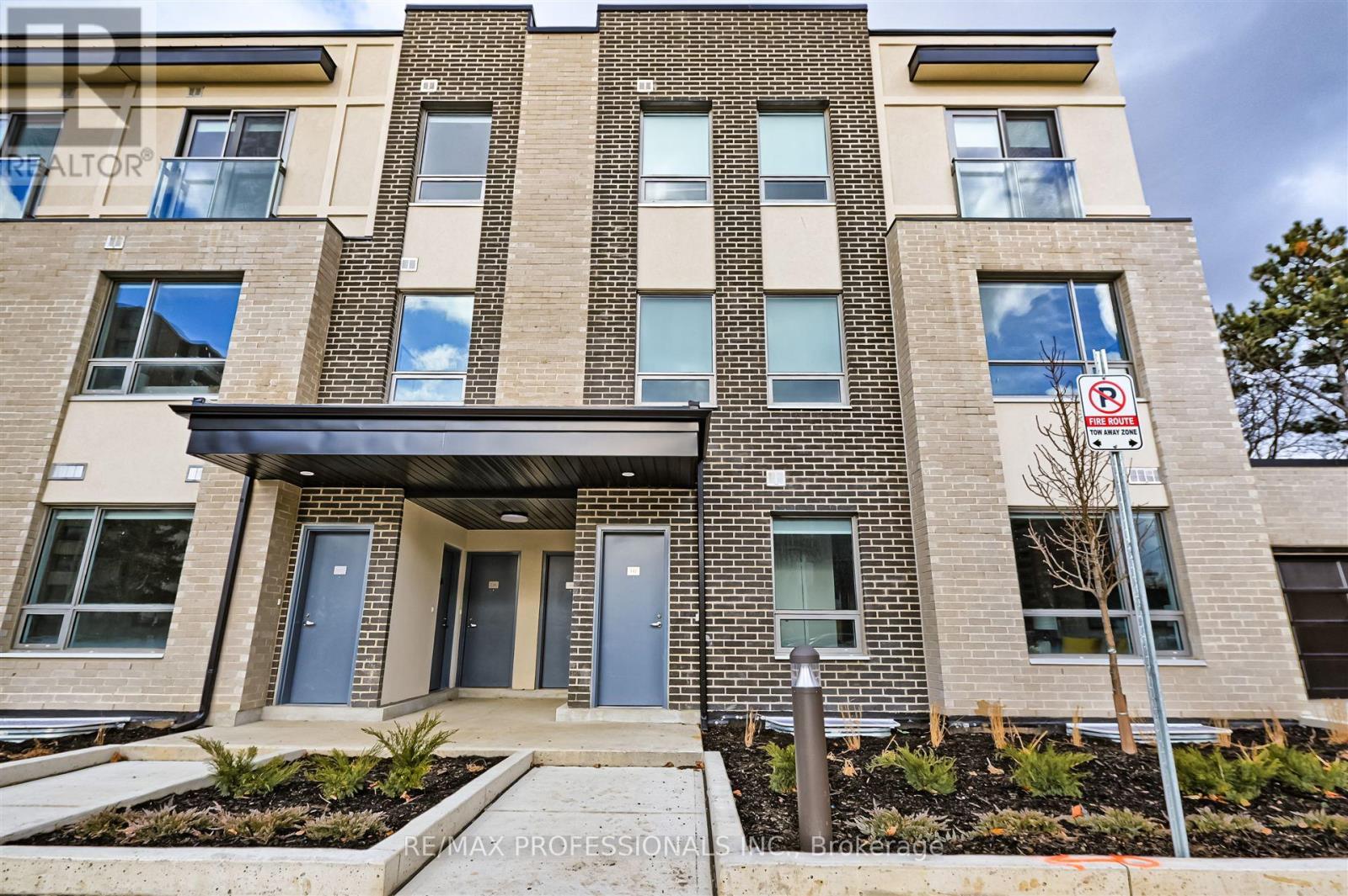 124 - 62 Dixfield Drive, Toronto, Ontario  M9C 3W1 - Photo 4 - W11912205