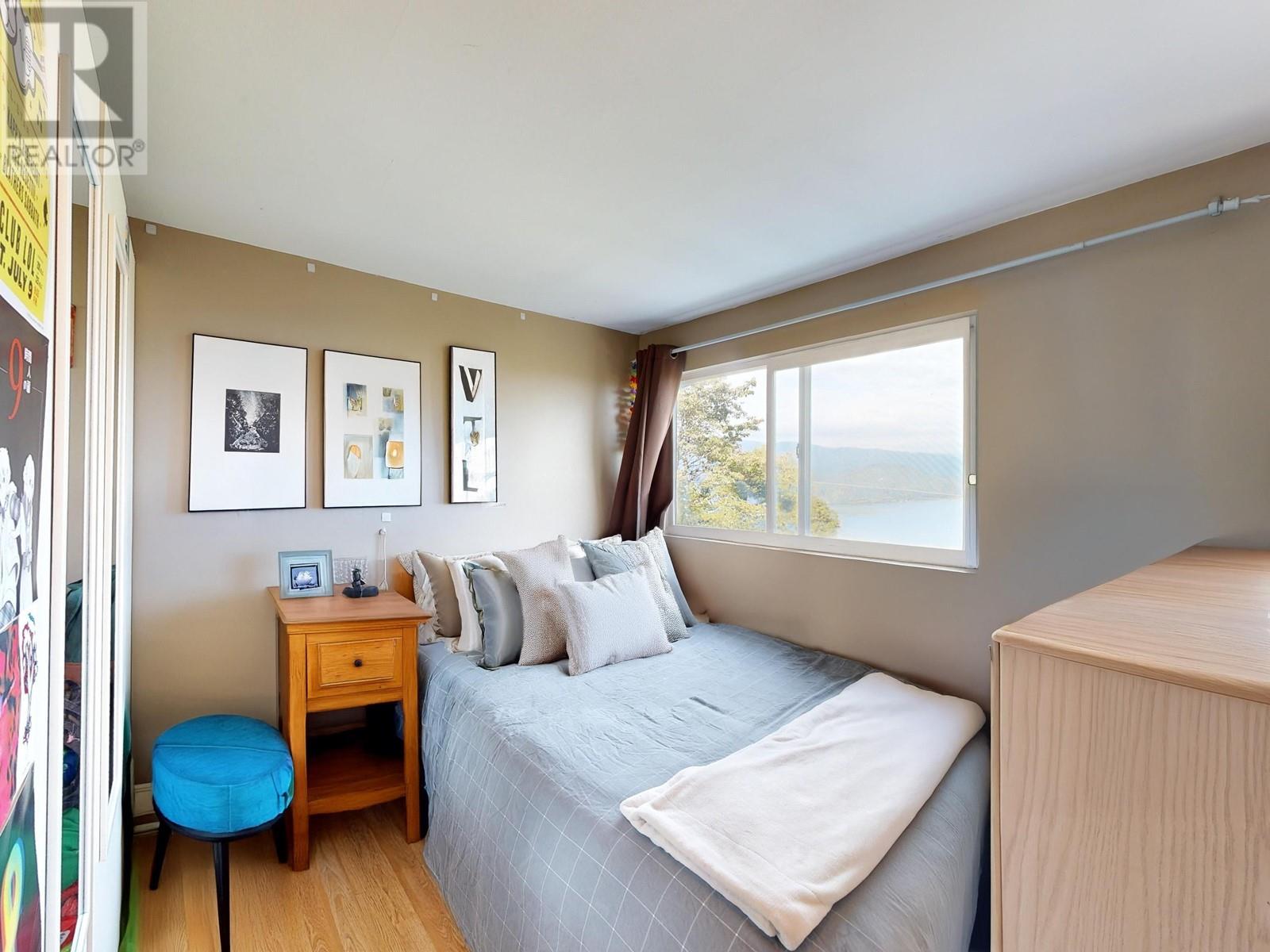 190 N ELLESMERE AVENUE