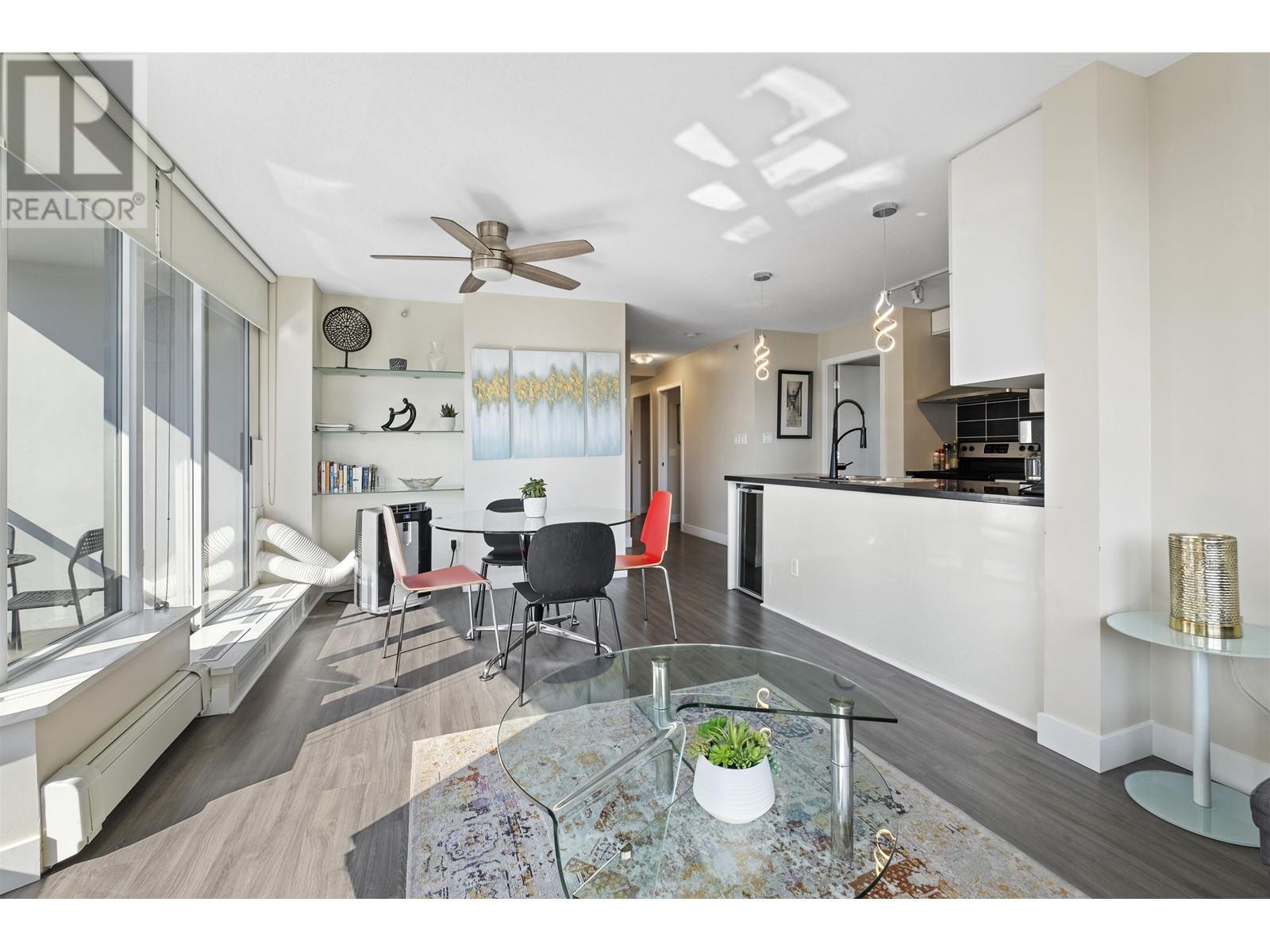 Listing Picture 2 of 16 : 305 689 ABBOTT STREET, Vancouver / 溫哥華 - 魯藝地產 Yvonne Lu Group - MLS Medallion Club Member