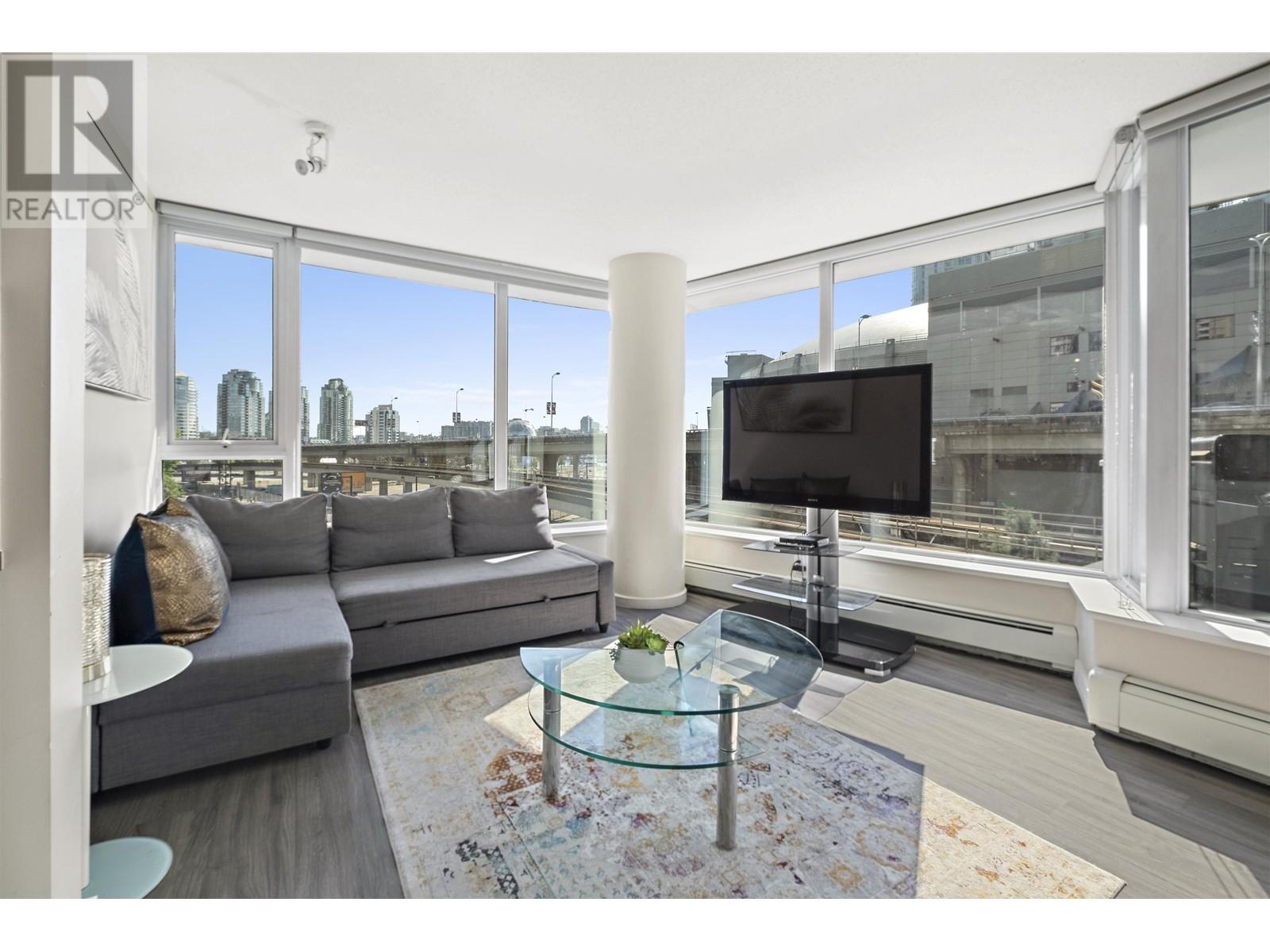 Listing Picture 3 of 16 : 305 689 ABBOTT STREET, Vancouver / 溫哥華 - 魯藝地產 Yvonne Lu Group - MLS Medallion Club Member