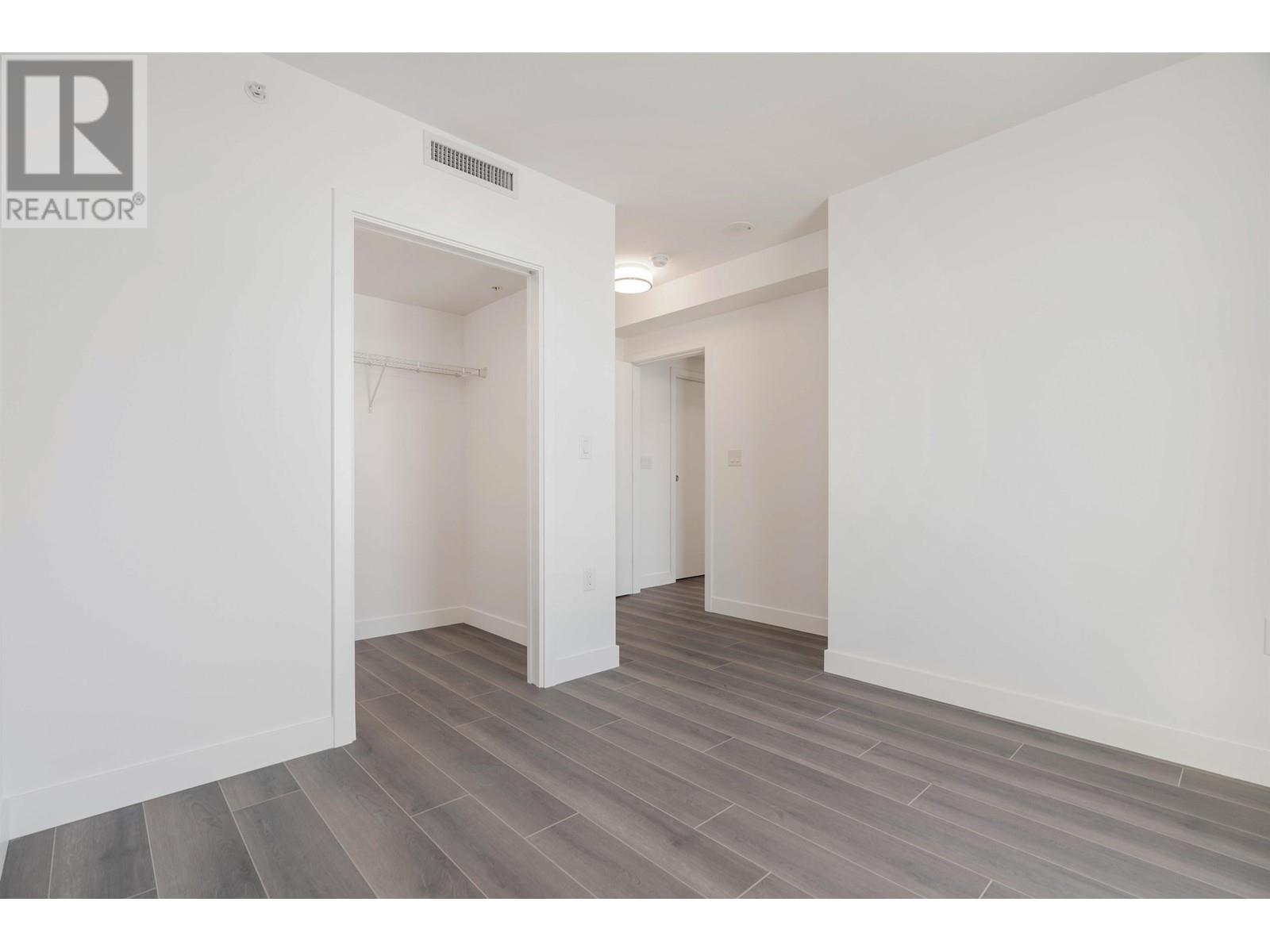 Listing Picture 8 of 31 : 904 8188 FRASER STREET, Vancouver / 溫哥華 - 魯藝地產 Yvonne Lu Group - MLS Medallion Club Member