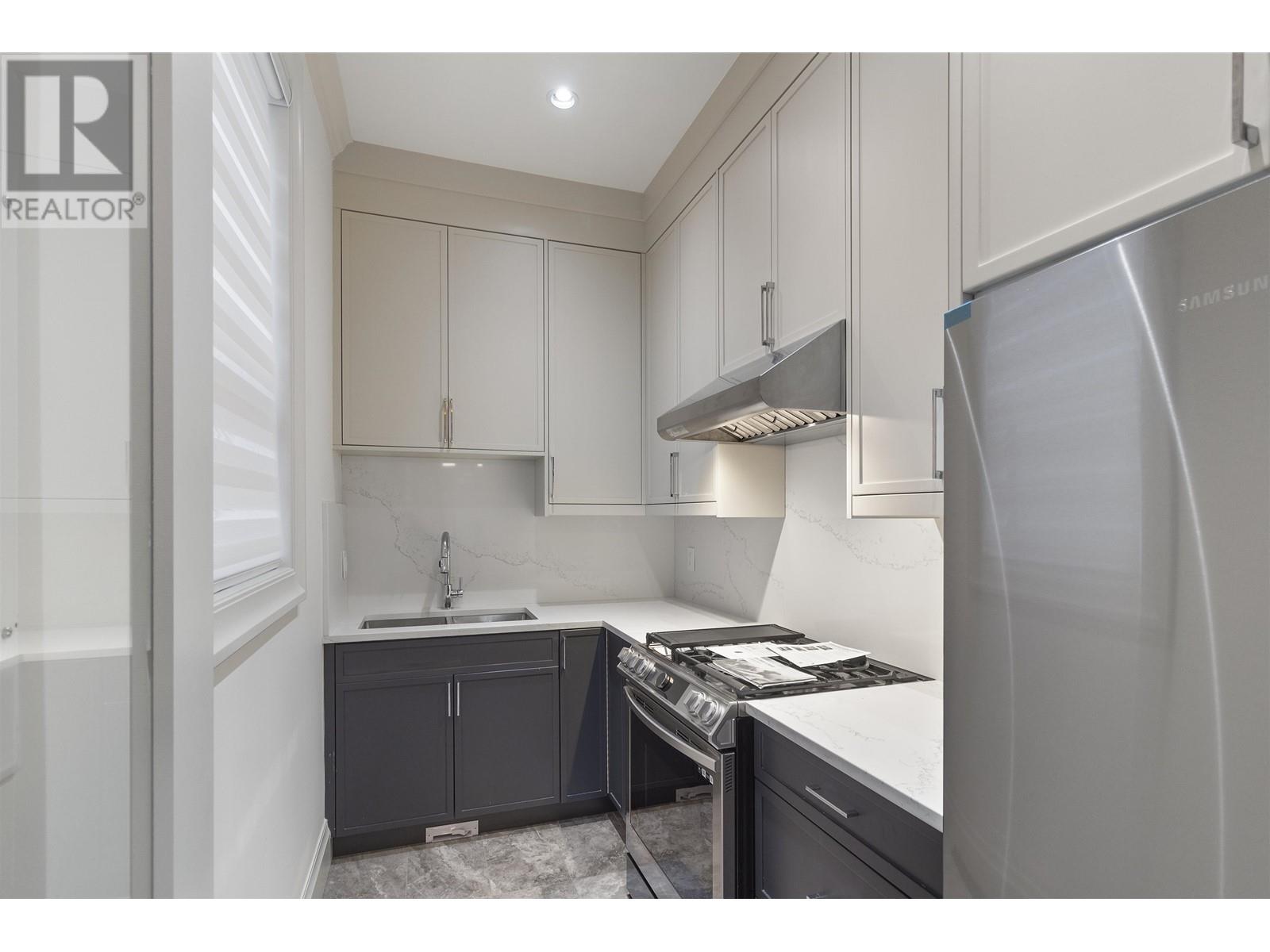 Listing Picture 10 of 38 : 7165 PAULUS CRESCENT, Burnaby / 本拿比 - 魯藝地產 Yvonne Lu Group - MLS Medallion Club Member
