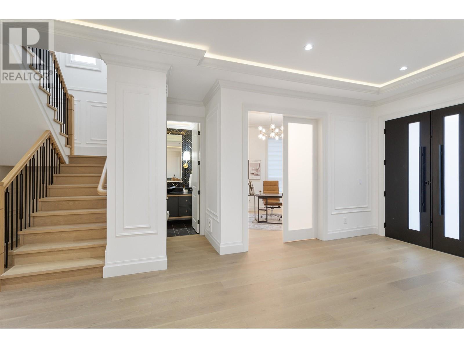 Listing Picture 2 of 38 : 7165 PAULUS CRESCENT, Burnaby / 本拿比 - 魯藝地產 Yvonne Lu Group - MLS Medallion Club Member