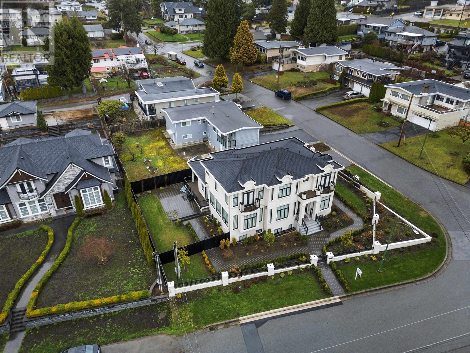 Listing Picture 35 of 38 : 7165 PAULUS CRESCENT, Burnaby / 本拿比 - 魯藝地產 Yvonne Lu Group - MLS Medallion Club Member