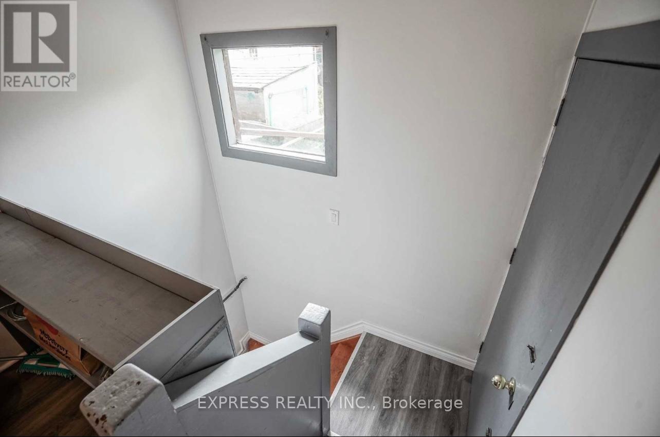 Lower - 932 Ossington Avenue, Toronto, Ontario  M6G 3V1 - Photo 2 - W11913012