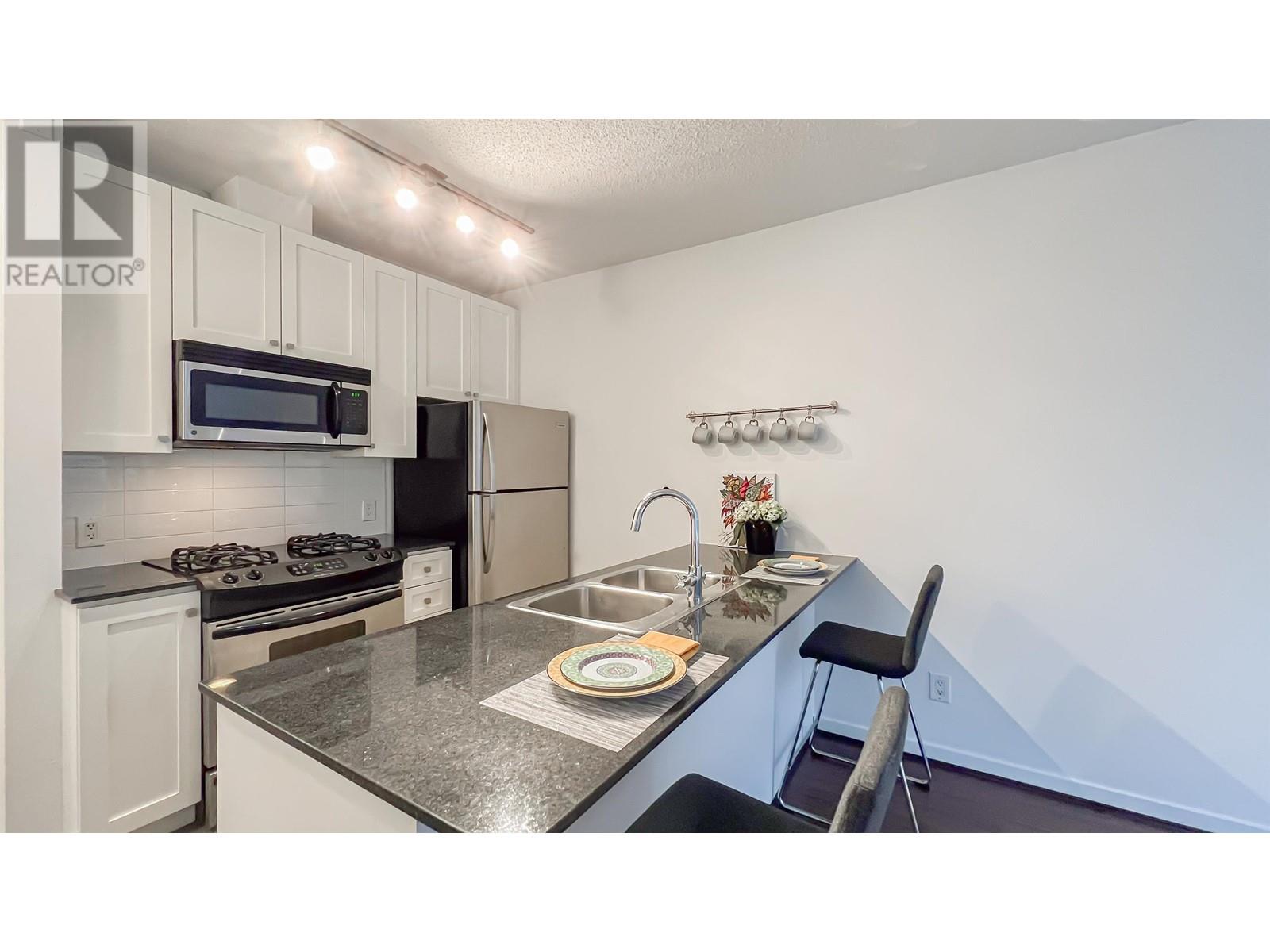 Listing Picture 8 of 25 : 604 480 ROBSON STREET, Vancouver / 溫哥華 - 魯藝地產 Yvonne Lu Group - MLS Medallion Club Member