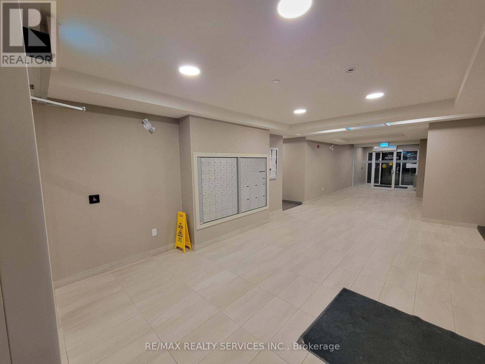 62 Sky Harbour Drive, Brampton, Ontario  L6Y 0C1 - Photo 3 - W11913238