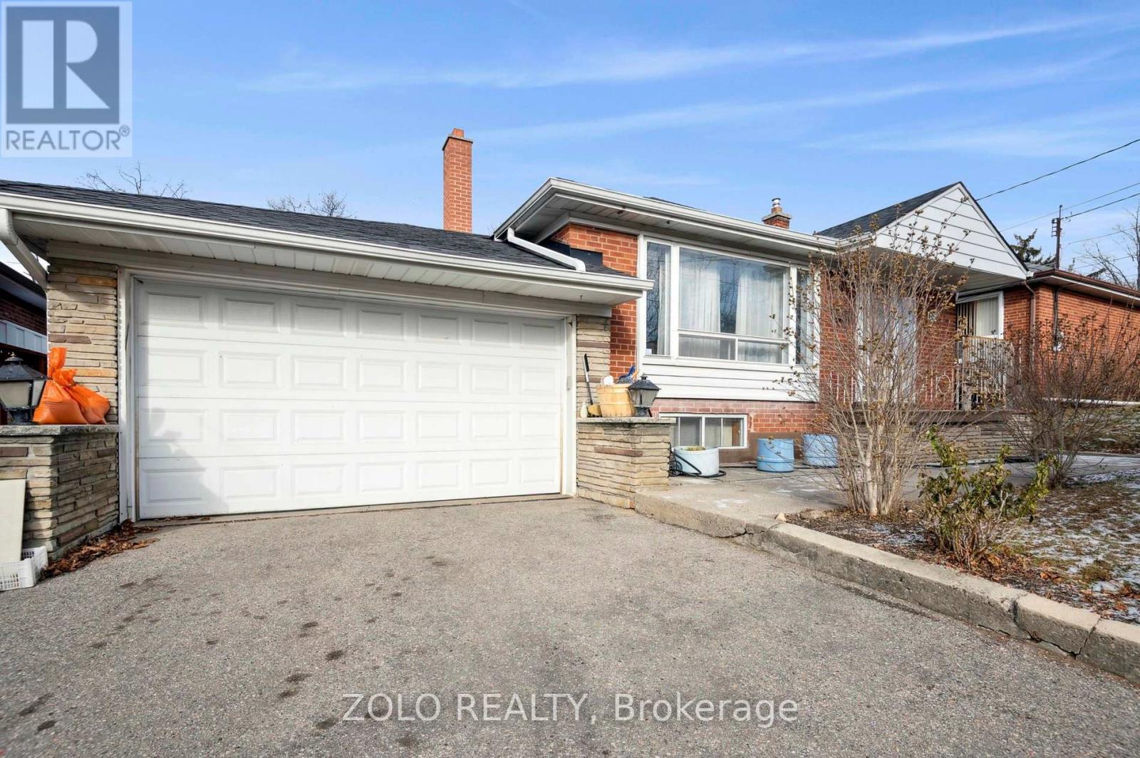 65 Ridge Point Crescent, Toronto, Ontario  M6M 2Z8 - Photo 2 - W11913403