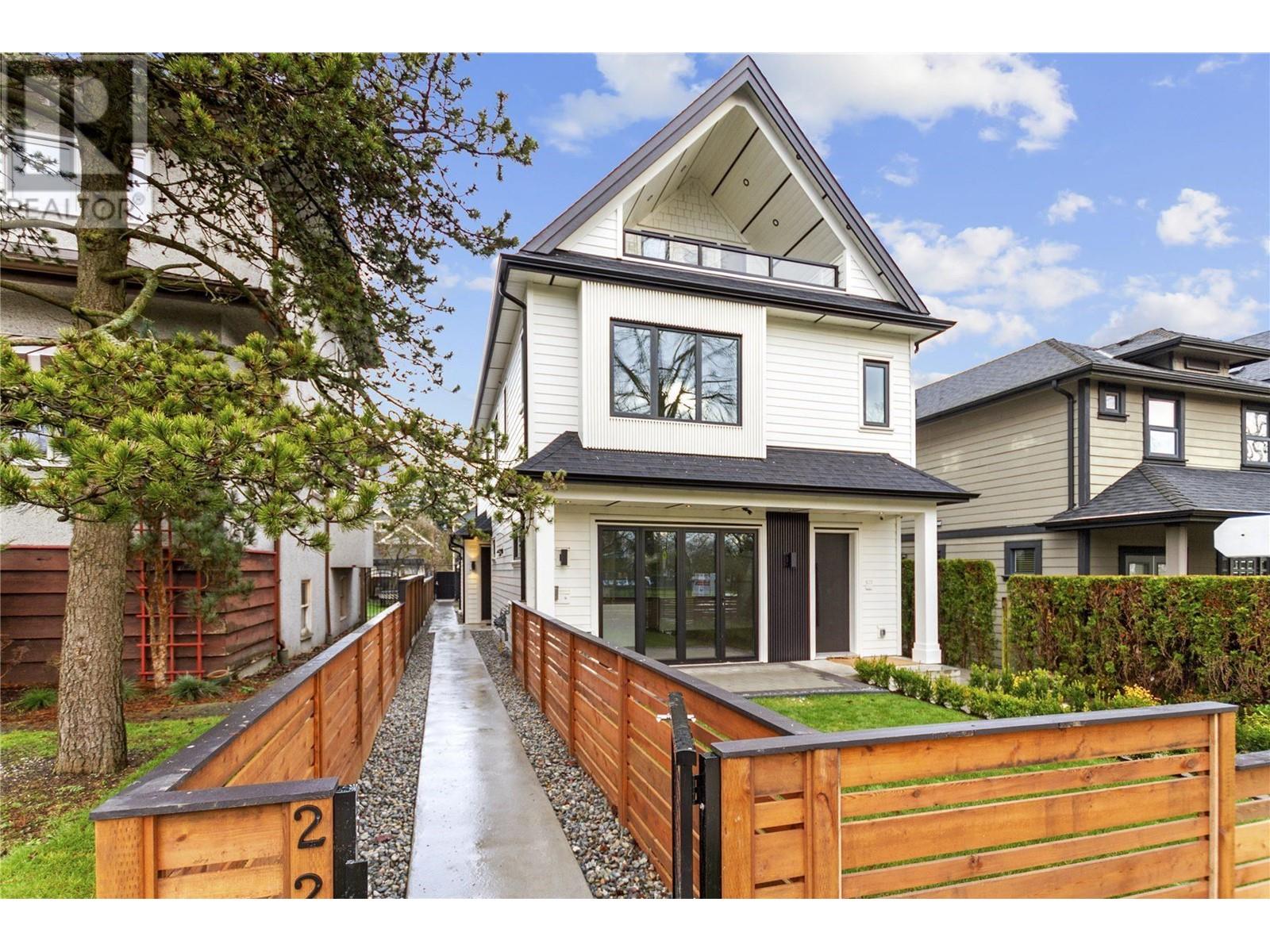 2 2169 Charles Street, Vancouver, British Columbia  V5L 2V2 - Photo 1 - R2954015