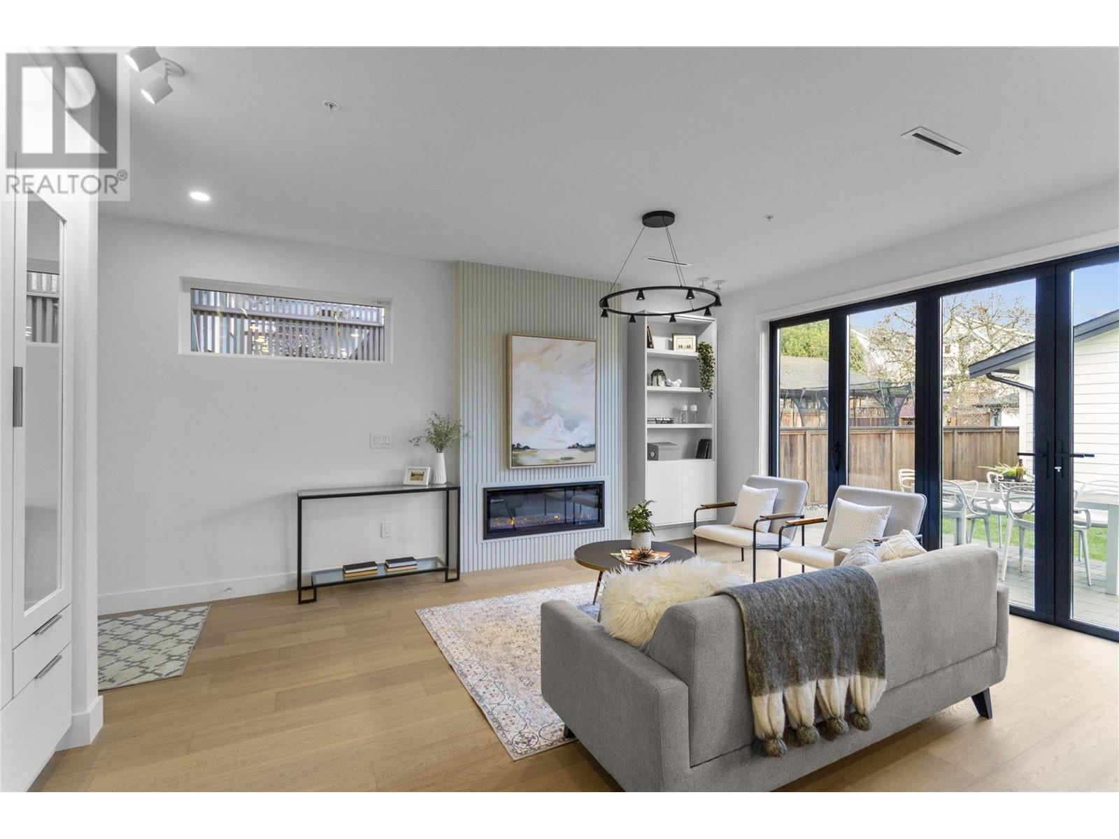 2 2169 Charles Street, Vancouver, British Columbia  V5L 2V2 - Photo 3 - R2954015