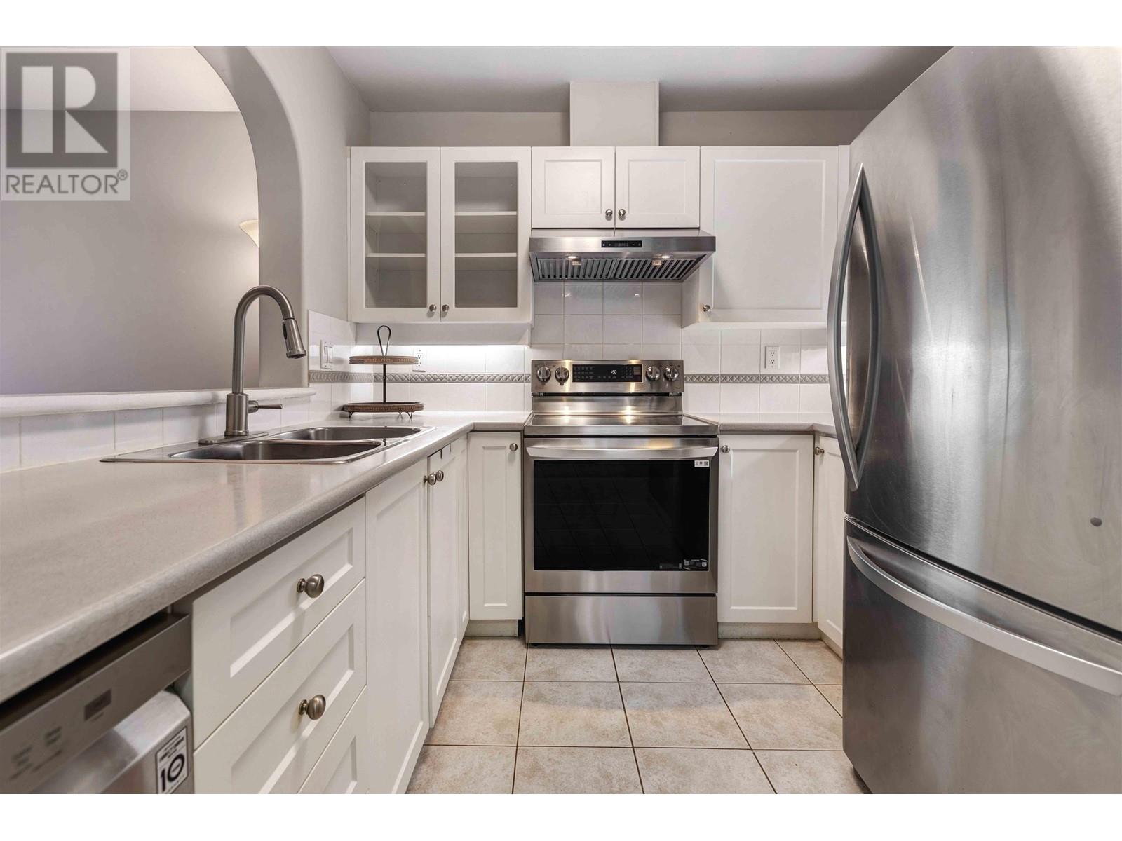Listing Picture 2 of 30 : 308 12633 NO. 2 ROAD, Richmond / 烈治文 - 魯藝地產 Yvonne Lu Group - MLS Medallion Club Member