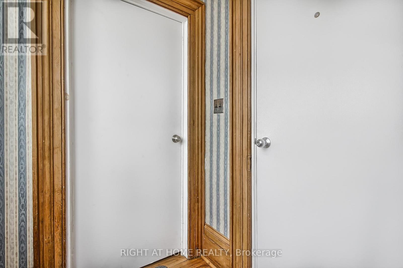Property at 17 WELLINGTON STREET E image 4