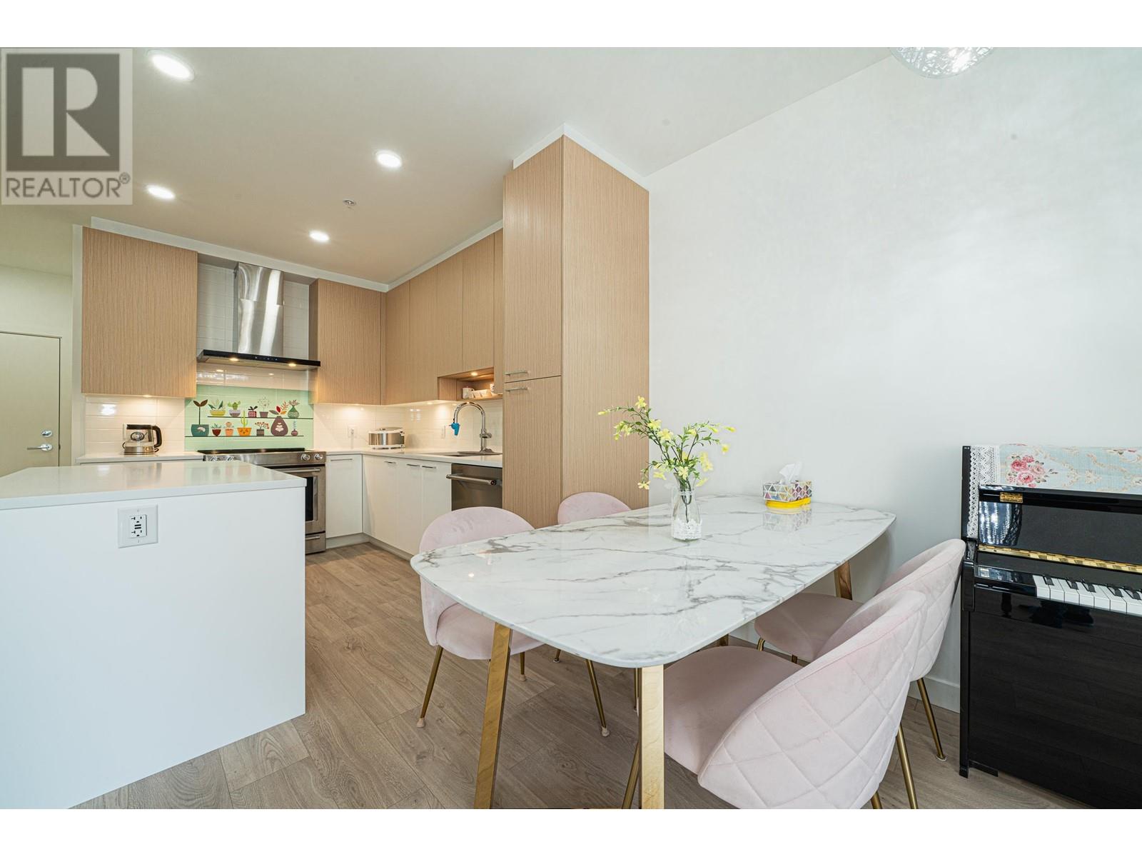 Listing Picture 14 of 28 : 114 7599 15TH STREET, Burnaby / 本拿比 - 魯藝地產 Yvonne Lu Group - MLS Medallion Club Member